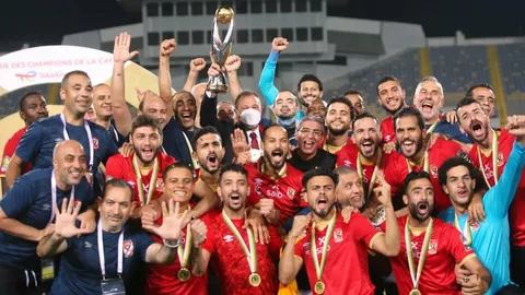 سيناريوهات تتويج الأهلي وبيراميدز بلقب الدوري المصري الممتاز