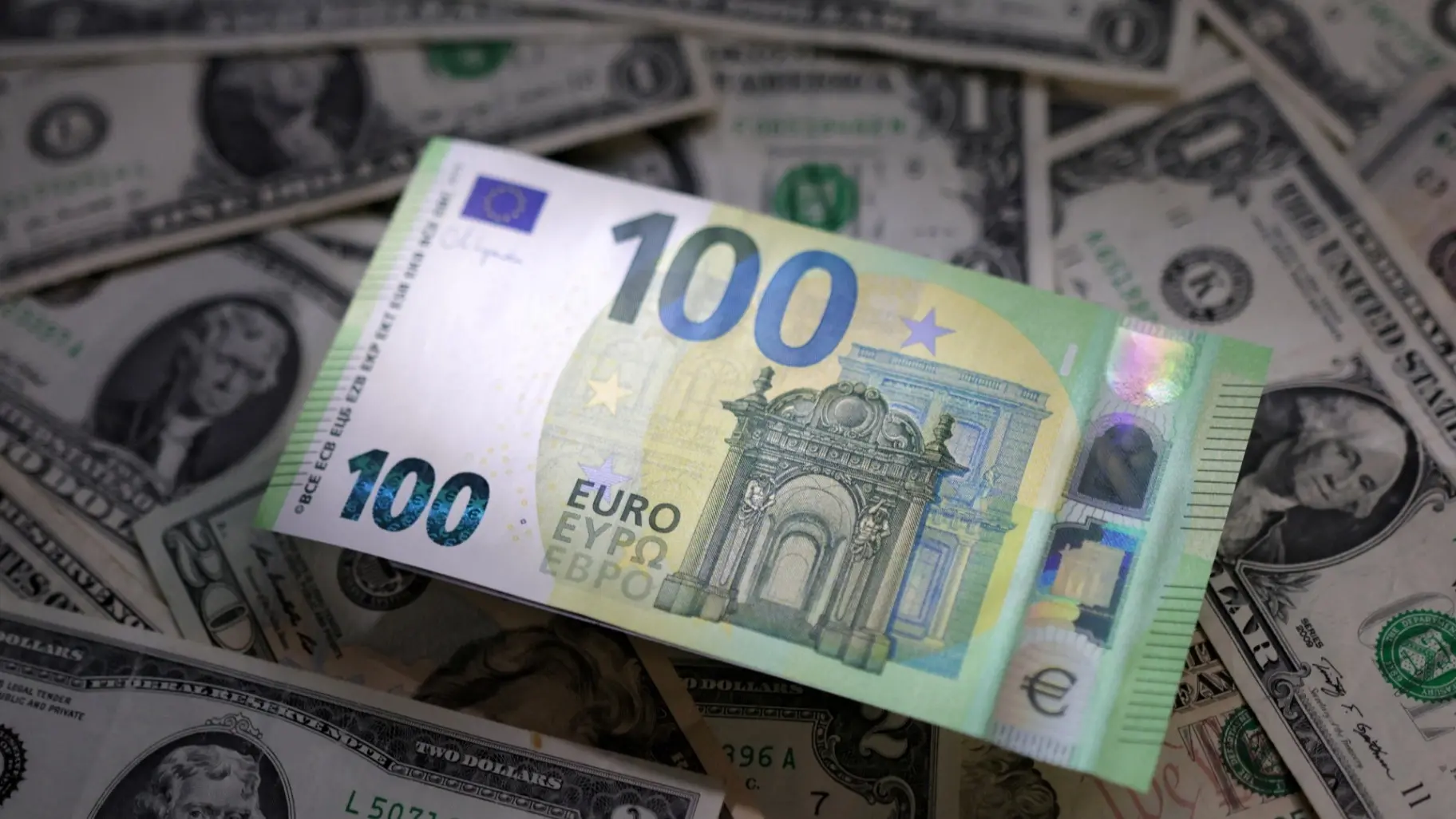 سعر 100 يورو مقابل الدينار الجزائري في السوق السوداء اليوم الجمعة 30 مايو 2025