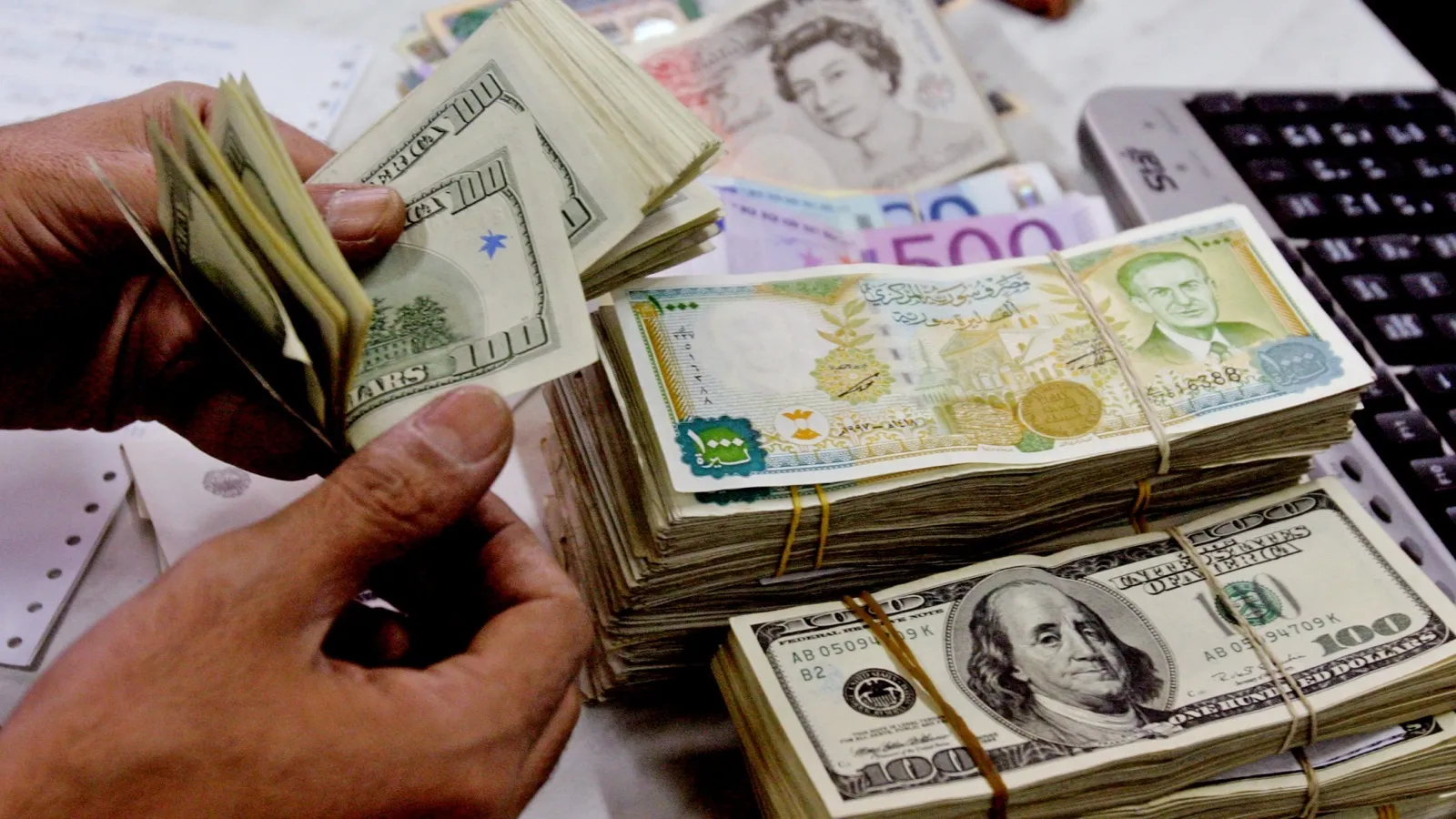 ارتفاع سعر صرف الدولار مقابل الليرة السورية اليوم في السوق السوداء والمصرف السوري وسط ترقب المتعاملين لتحركات السوق