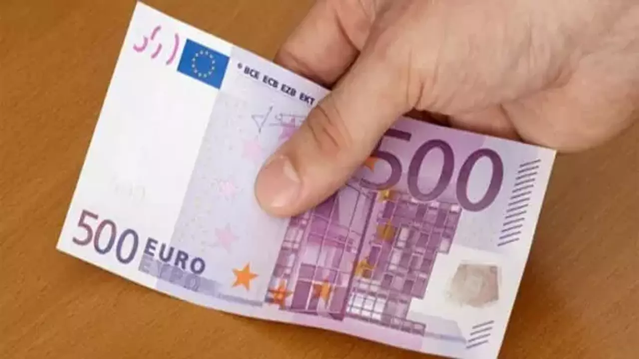 السكوار يشتعل .. سعر 100 يورو مقابل الدينار الجزائري في السوق السوداء اليوم يتجاوز كل التوقعات والمواطنون في حالة ترقب
