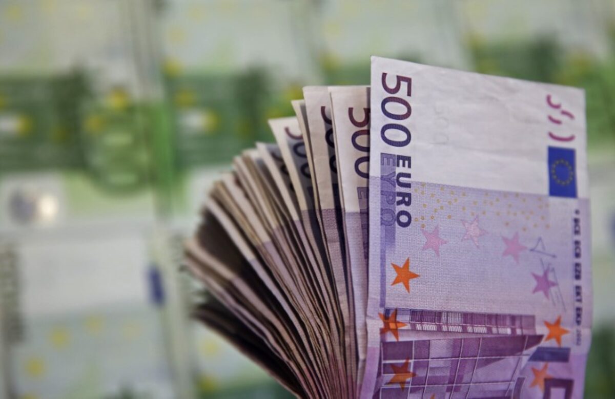 سعر 100 يورو بالدينار الجزائري اليوم في السوق السوداء والبنك المركزي ومفاجأة كبرى تهز سوق السكوار