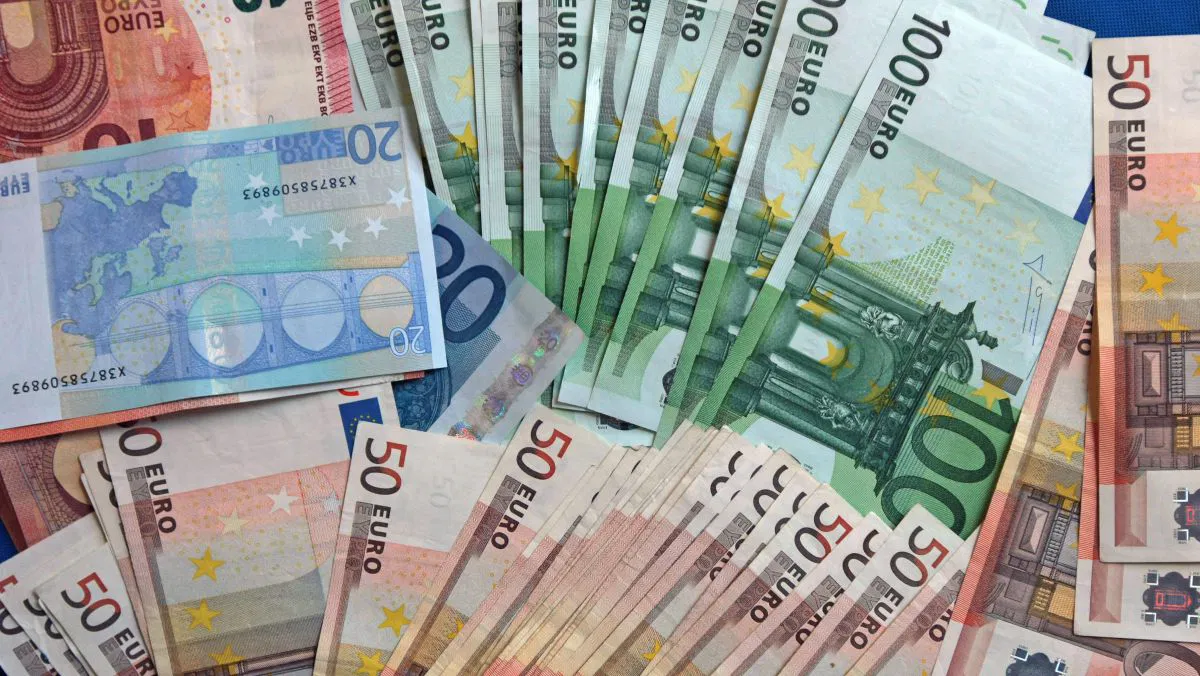 سعر 100 يورو بالدينار الجزائري اليوم في السوق السوداء والبنوك الرسمية.. تطورات مفاجئة تهز سوق السكوار