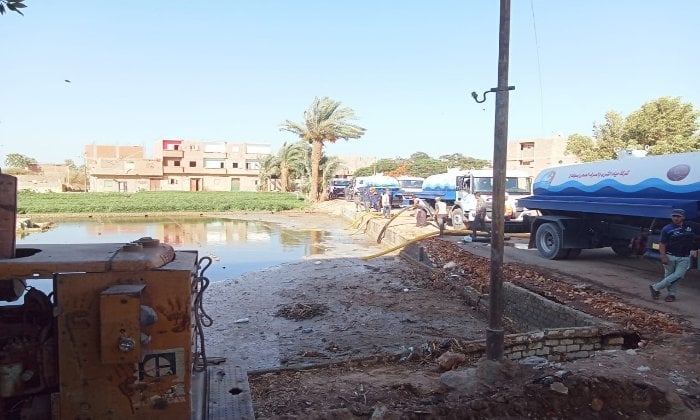 أزمة تسريب مياه تهدد منازل نجع الدير بسوهاج