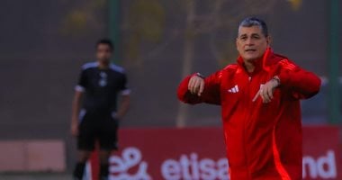 أوسكار رويز يتحدث مع محمود عاشور قبل مواجهة بايرن ميونخ وأوكلاند سيتي