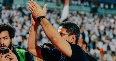 أيمن الرمادي يحتفل مع الجماهير بعد فوز الزمالك بكأس مصر