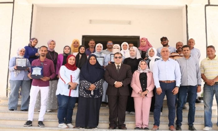 اجتماع رئيس جامعة جنوب الوادي مع فريق الإدارة الهندسية