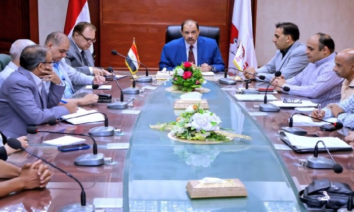 اجتماع محافظ سوهاج لتطوير استراتيجيات الأسواق الحضرية الحديثة