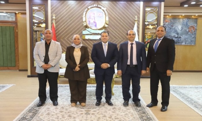 استقبال رئيس جامعة جنوب الوادي لجنة تقييم برنامج طب الأسنان من مجلس الجامعات الأهلية