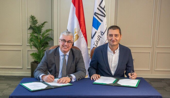 تعاون جديد: رئيس اقتصادية قناة السويس يوقع اتفاقية مع شركة أولوسوي التركية