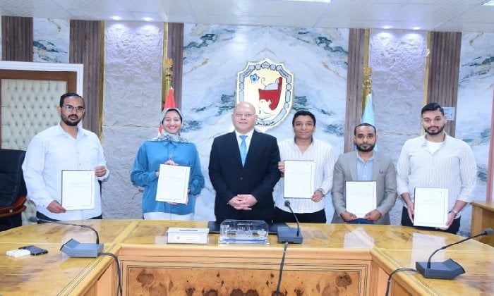 جامعة سوهاج تدعم الابتكار.. 5 مشروعات ناشئة تتلقى عقود وتمويل 300 ألف جنيه لكل منها