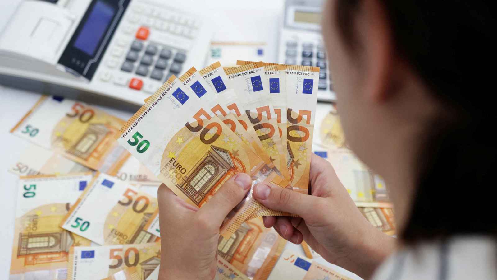 سقوط السكوار.. سعر اليورو مقابل الدينار الجزائري اليوم في السوق السوداء والرسمية