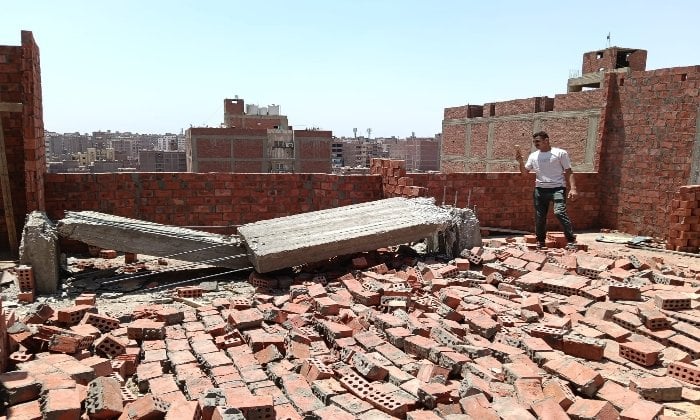 محافظ الجيزة يشرف على هدم 3 طوابق غير قانونية في حي الهرم