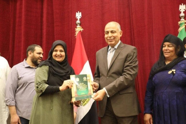 محافظ المنيا يوزع 328 عقد تقنين أراضي لدعم الاستقرار وتخفيف الضغط على المواطنين