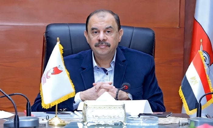 محافظ سوهاج يراقب تنفيذ مواعيد الصيف لمحلات