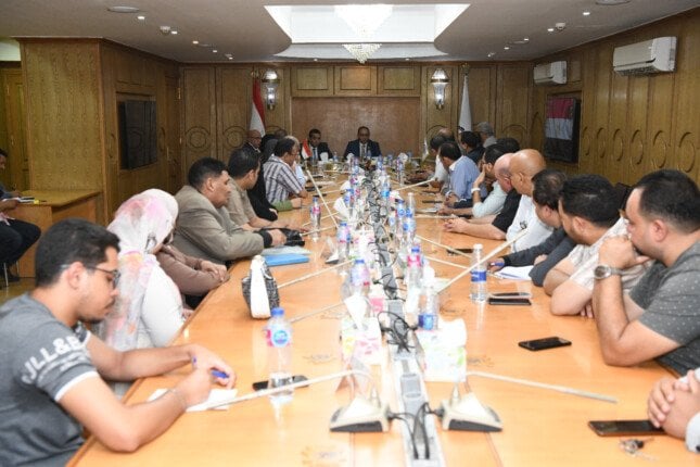 محافظ قنا يراقب تقدم مشروعات الخطة الاستثمارية