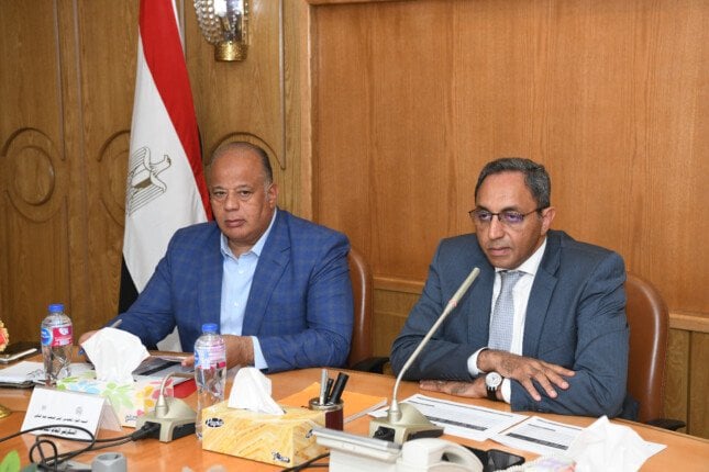 محافظ قنا يطلق مبادرة لإنشاء قاعدة بيانات موحدة لتراخيص المحلات التجارية