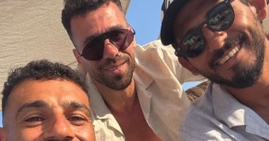 محمد صلاح يستمتع بإجازته على الشاطئ مع أصدقائه عبد الله السعيد وحجازى