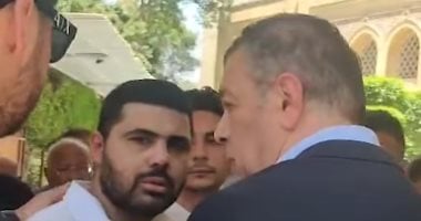 محمد طارق ينهار في جنازة والده: لحظة مؤثرة من مجلس الزمالك