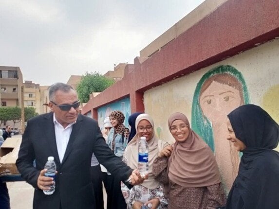 مدير الإدارة التعليمية بالعبور يزود طلاب الثانوية العامة بمياه مثلجة لتخفيف حرارة الصيف