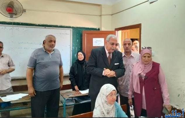 مدير تعليم القليوبية يشدد على دقة التصحيح خلال زيارته لكنترول الإعدادية العامة