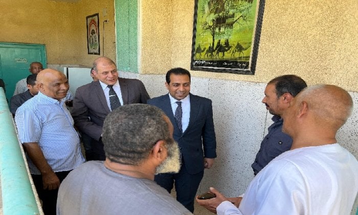نائب محافظ قنا يراجع تجهيزات استراحات المراقبين قبل امتحانات الثانوية العامة
