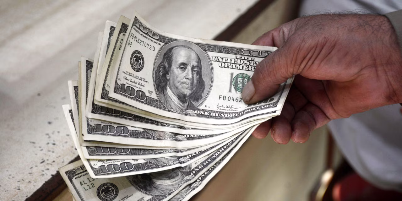 سعر صرف الدولار مقابل الدينار العراقي اليوم في بغداد والبصرة وأربيل – كم بلغ سعر 100 دولار؟