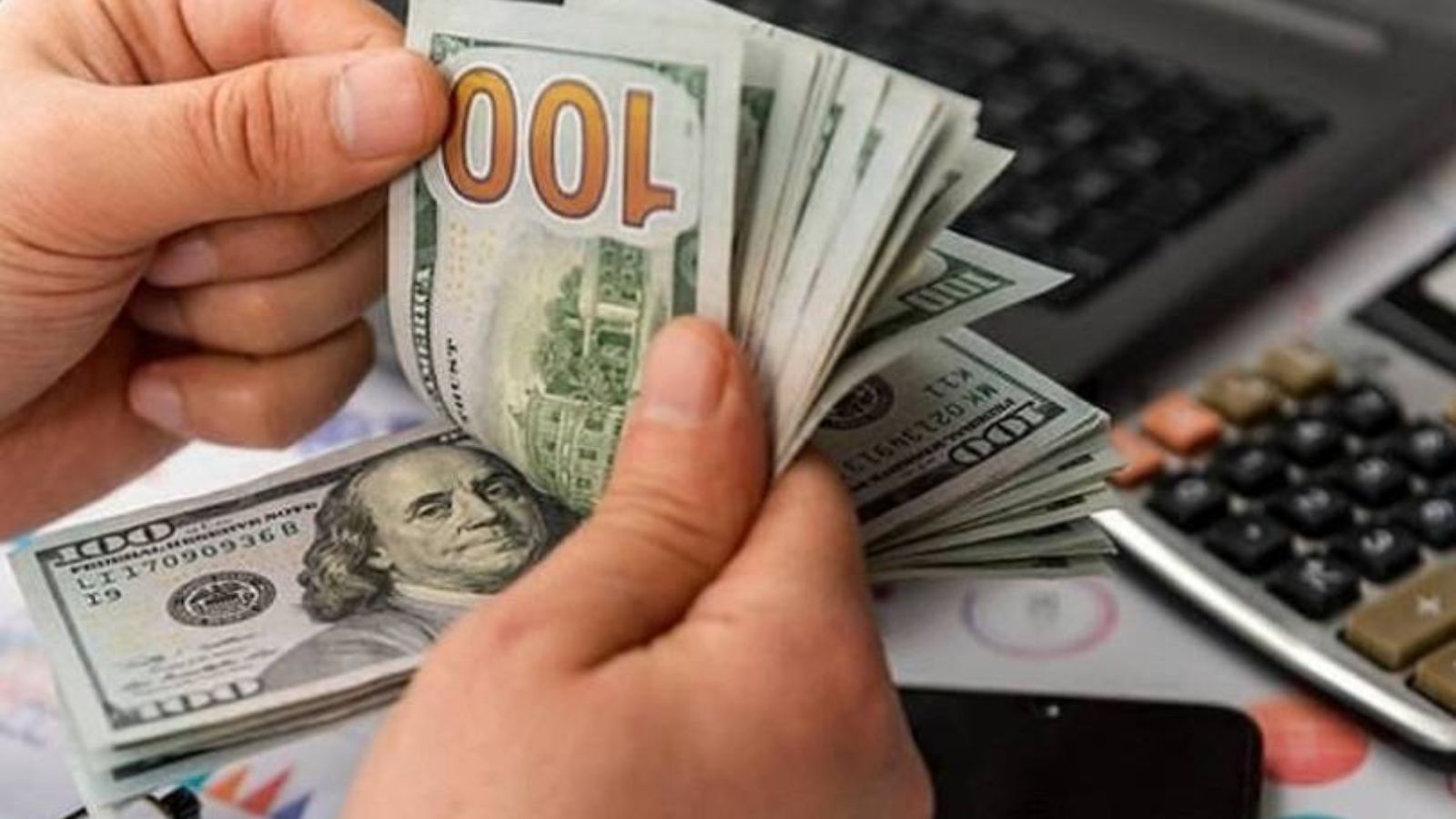 بكام سعر 100 دولار في العراق اليوم في السوق الرسمي وبورصتي الكفاح والحارثة